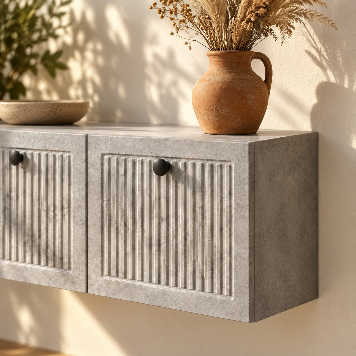 Petit meuble TV suspendu effet béton cannelé 60 cm, gros plan